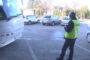 Policjanci kontrolują autobusy przed wyjazdem dzieci na letni wypoczynek